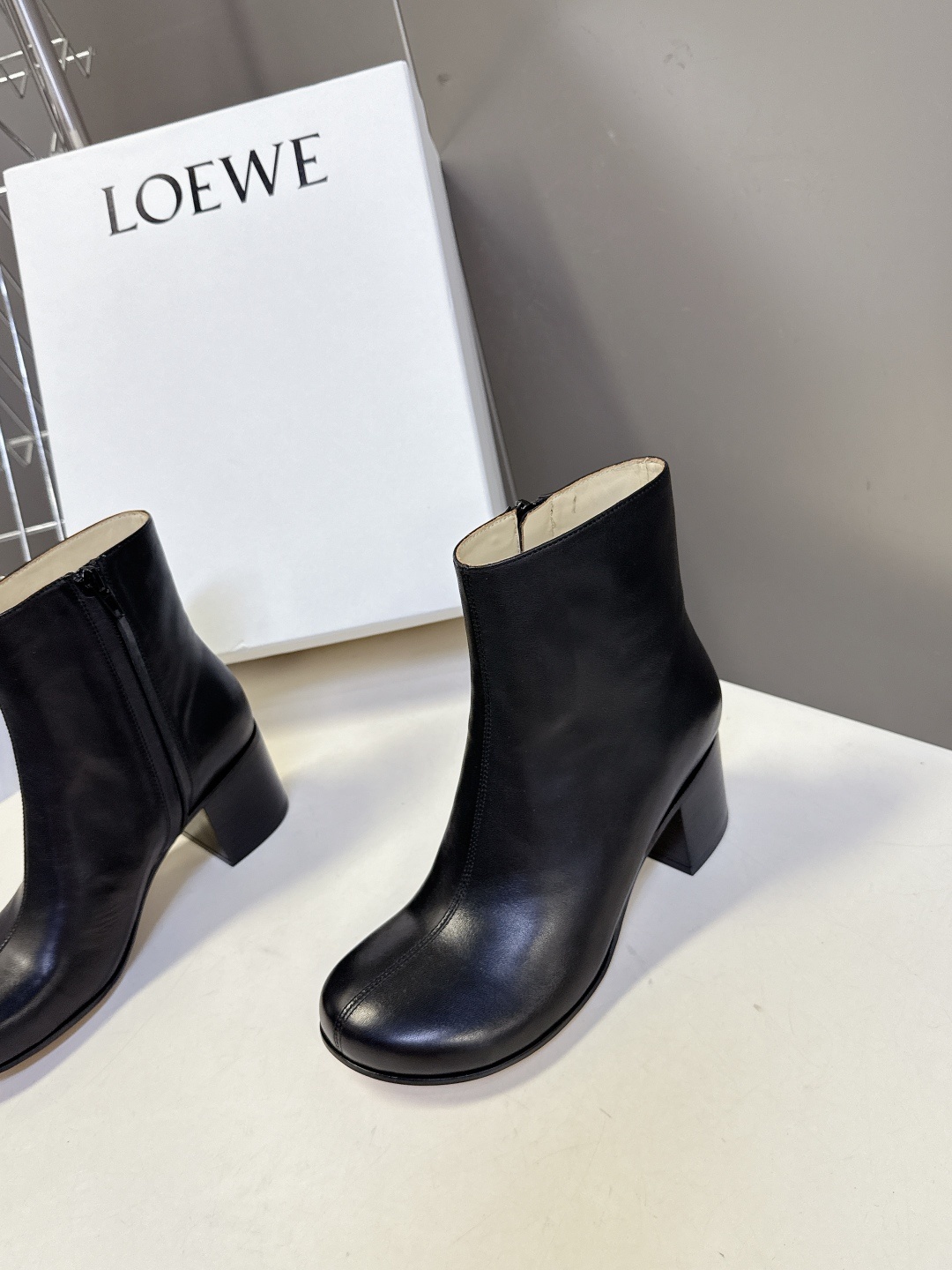 LOEWE罗意威2025秋冬最新款时装靴 超多明星时尚博主种草 简约大气时髦 耐看不过时 是时尚圈永不退