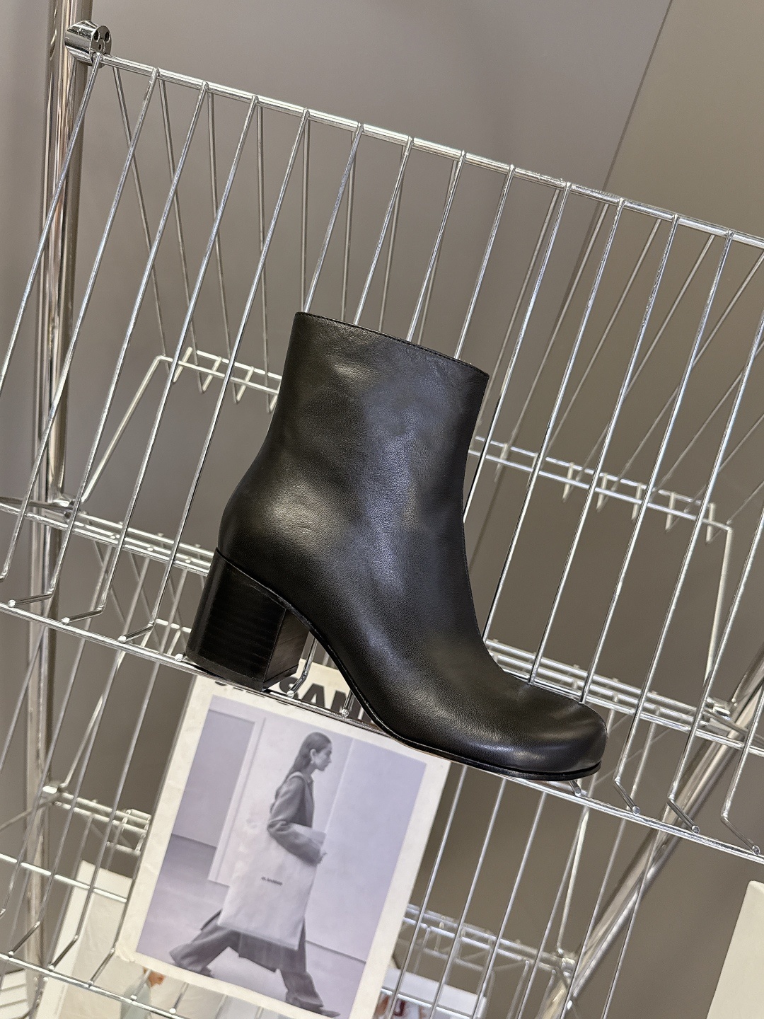 LOEWE罗意威2025秋冬最新款时装靴 超多明星时尚博主种草 简约大气时髦 耐看不过时 是时尚圈永不退