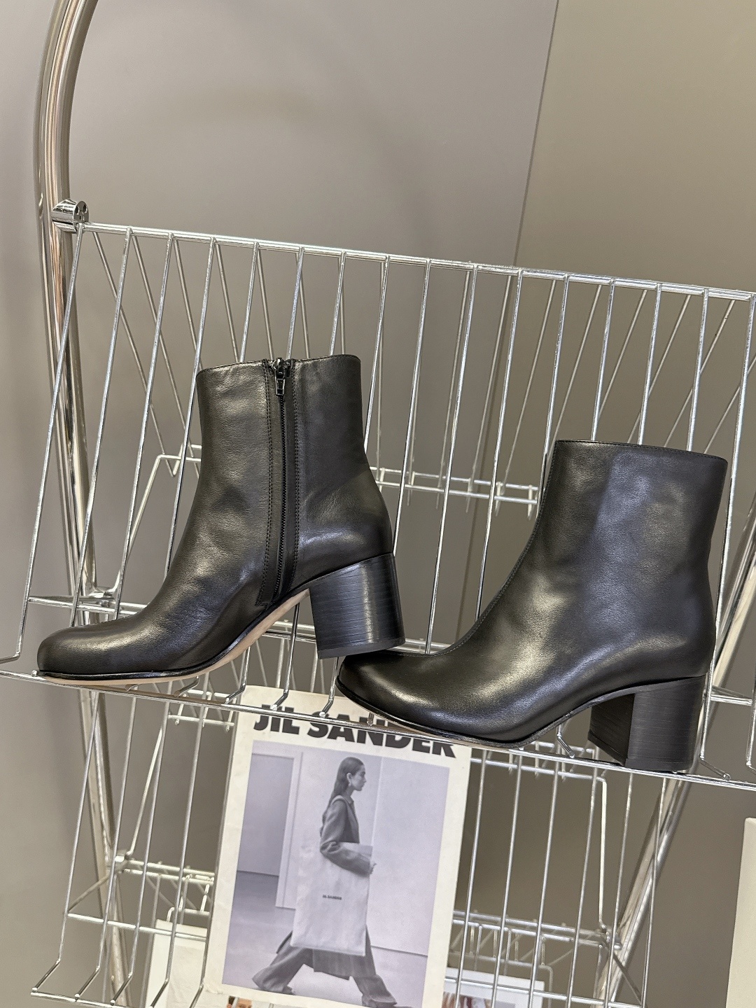 LOEWE罗意威2025秋冬最新款时装靴 超多明星时尚博主种草 简约大气时髦 耐看不过时 是时尚圈永不退
