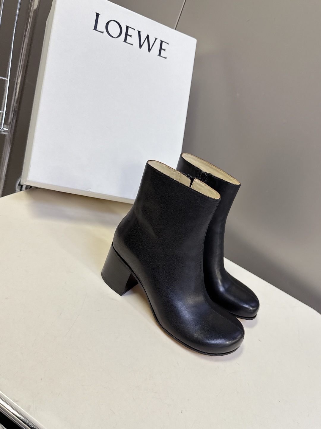 LOEWE罗意威2025秋冬最新款时装靴 超多明星时尚博主种草 简约大气时髦 耐看不过时 是时尚圈永不退