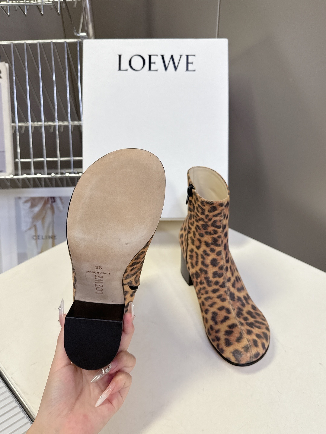 LOEWE罗意威2025秋冬最新款时装靴 超多明星时尚博主种草 简约大气时髦 耐看不过时 是时尚圈永不退