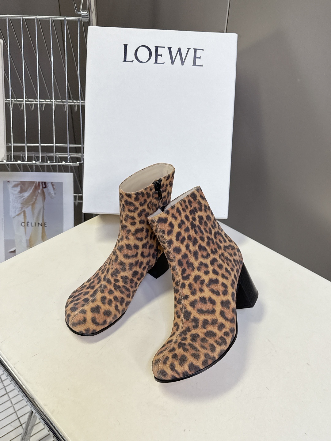 LOEWE罗意威2025秋冬最新款时装靴 超多明星时尚博主种草 简约大气时髦 耐看不过时 是时尚圈永不退
