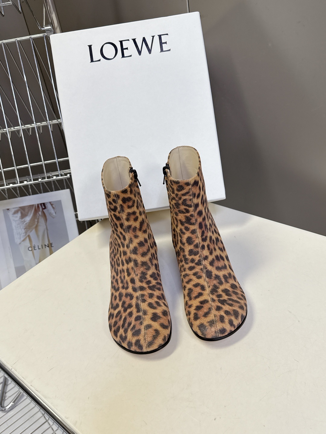 LOEWE罗意威2025秋冬最新款时装靴 超多明星时尚博主种草 简约大气时髦 耐看不过时 是时尚圈永不退