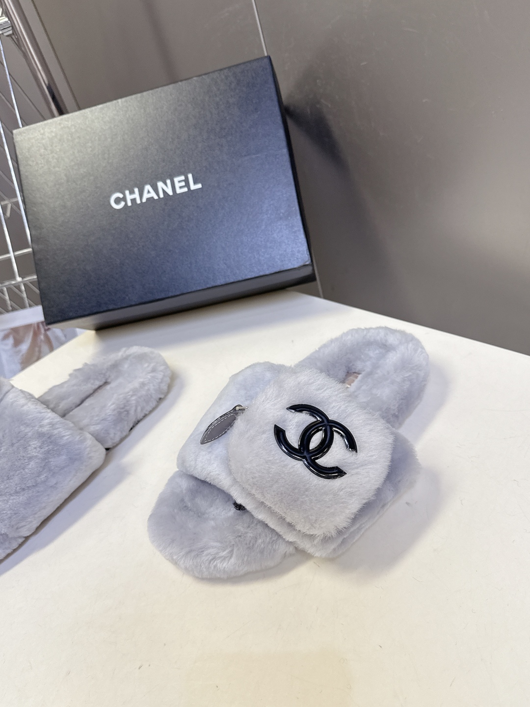 CHANEL香奈儿秋冬最新款双C口袋毛拖～ 超多明星网红种草 这双毛拖也是好好看 小包包设计细节感拉满 