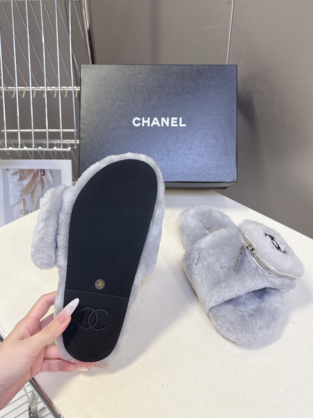 CHANEL香奈儿秋冬最新款双C口袋毛拖～ 超多明星网红种草 这双毛拖也是好好看 小包包设计细节感拉满 