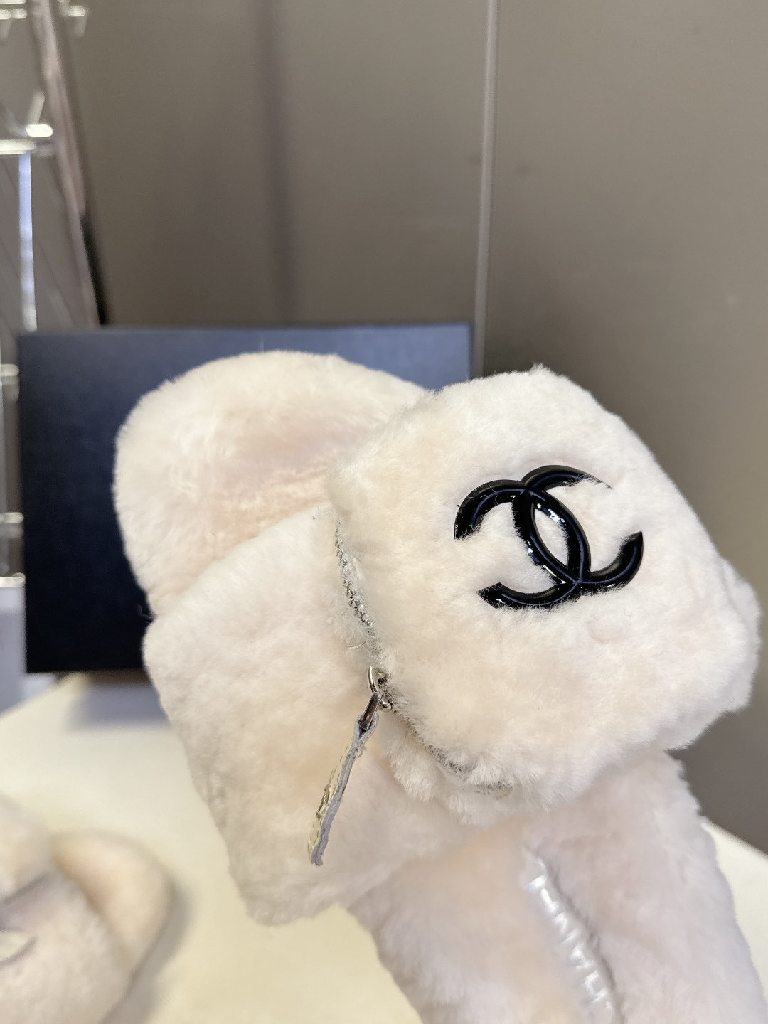 CHANEL香奈儿秋冬最新款双C口袋毛拖～ 超多明星网红种草 这双毛拖也是好好看 小包包设计细节感拉满 