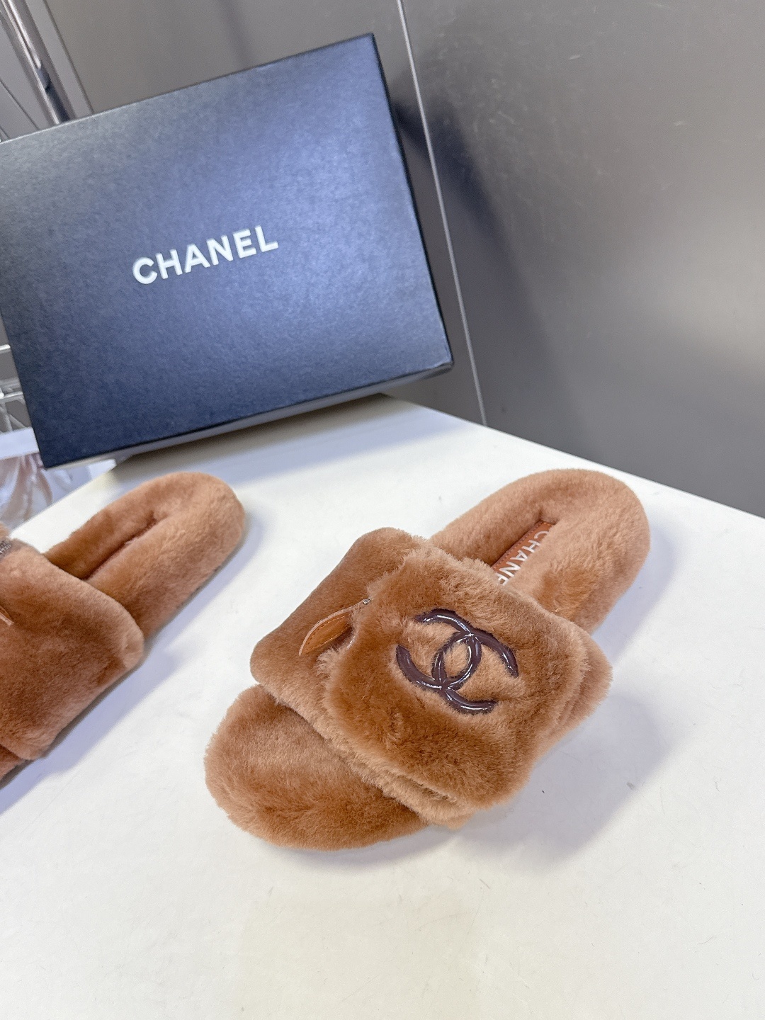CHANEL香奈儿秋冬最新款双C口袋毛拖~ 超多明星网红种草 这双毛拖也是好好看 小包包设计细节感拉满