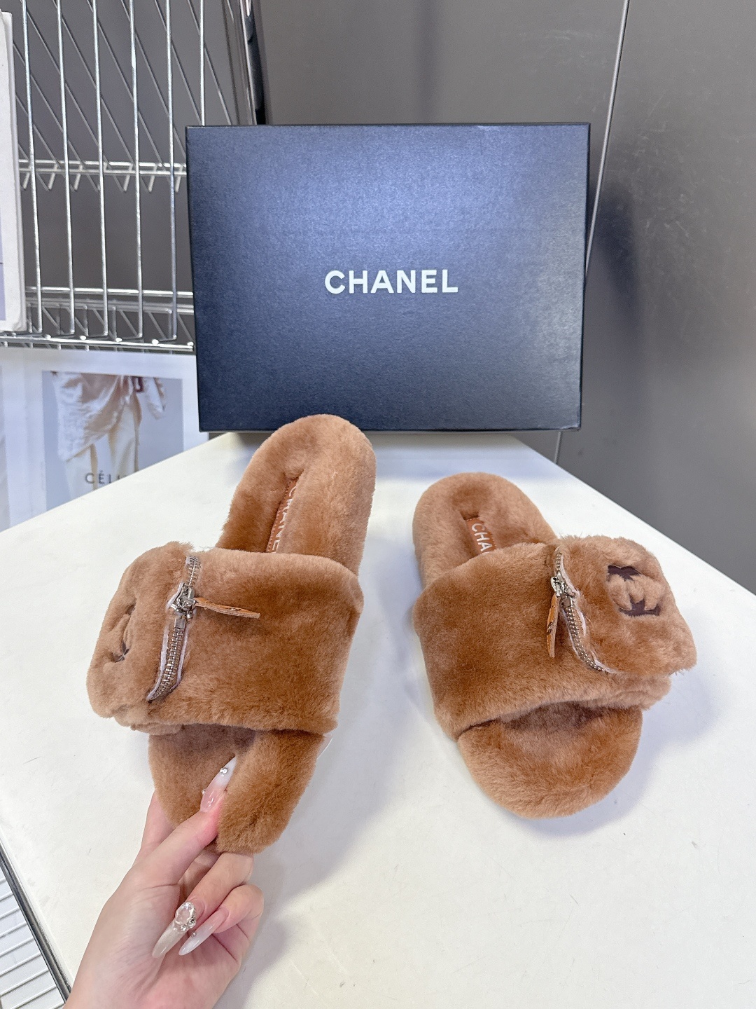 CHANEL香奈儿秋冬最新款双C口袋毛拖~ 超多明星网红种草 这双毛拖也是好好看 小包包设计细节感拉满