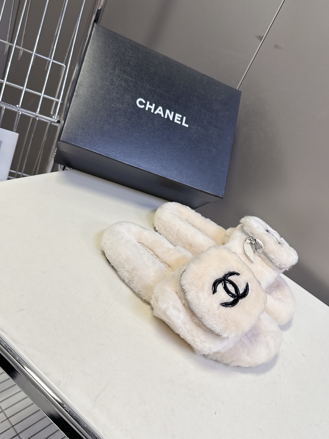 CHANEL香奈儿秋冬最新款双C口袋毛拖～ 超多明星网红种草 这双毛拖也是好好看 小包包设计细节感拉满 
