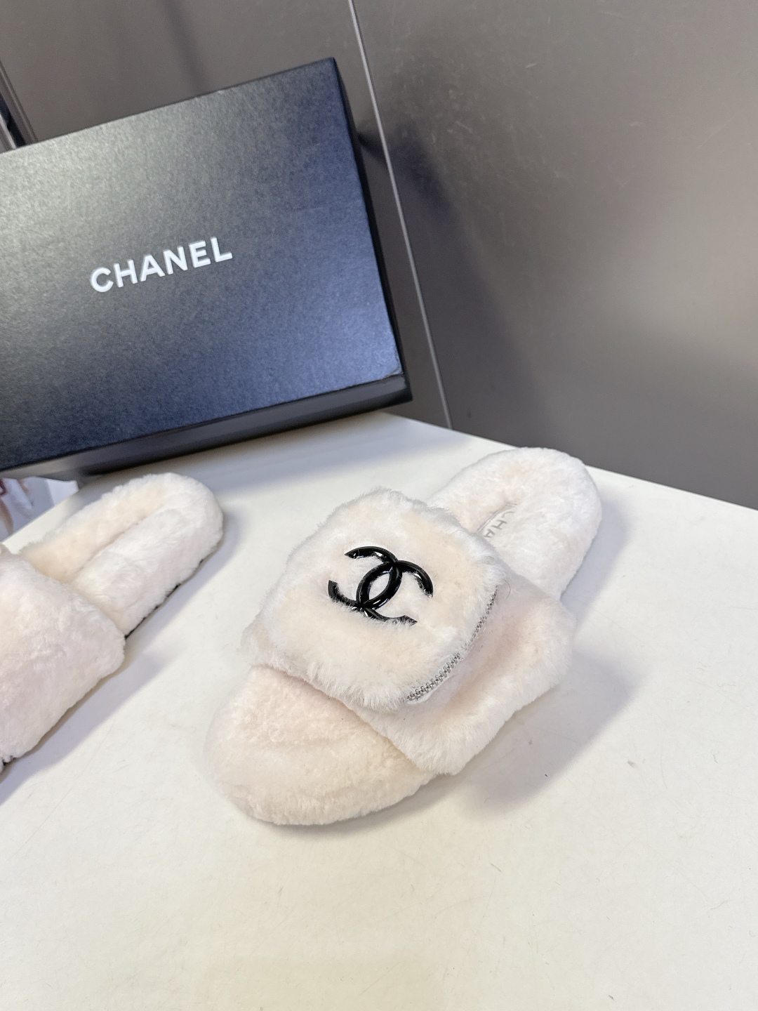 CHANEL香奈儿秋冬最新款双C口袋毛拖～ 超多明星网红种草 这双毛拖也是好好看 小包包设计细节感拉满 