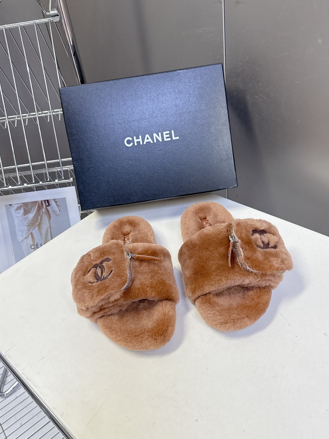 CHANEL香奈儿秋冬最新款双C口袋毛拖~ 超多明星网红种草 这双毛拖也是好好看 小包包设计细节感拉满