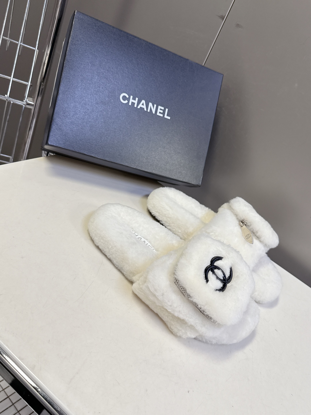 CHANEL香奈儿秋冬最新款双C口袋毛拖～ 超多明星网红种草 这双毛拖也是好好看 小包包设计细节感拉满 