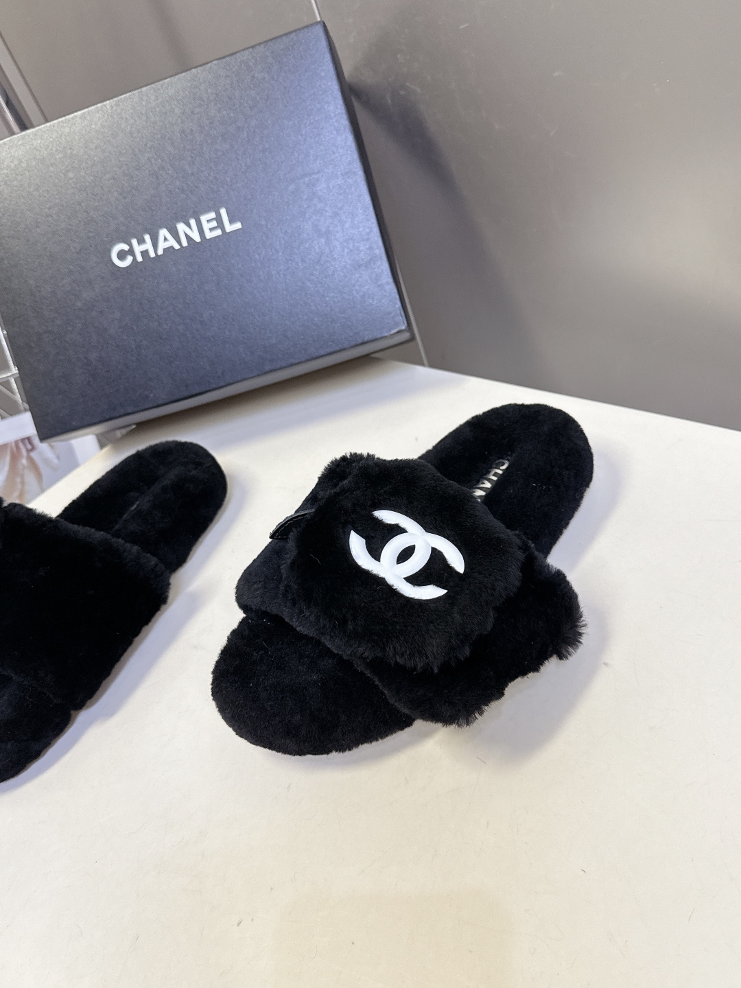 CHANEL香奈儿秋冬最新款双C口袋毛拖～ 超多明星网红种草 这双毛拖也是好好看 小包包设计细节感拉满 