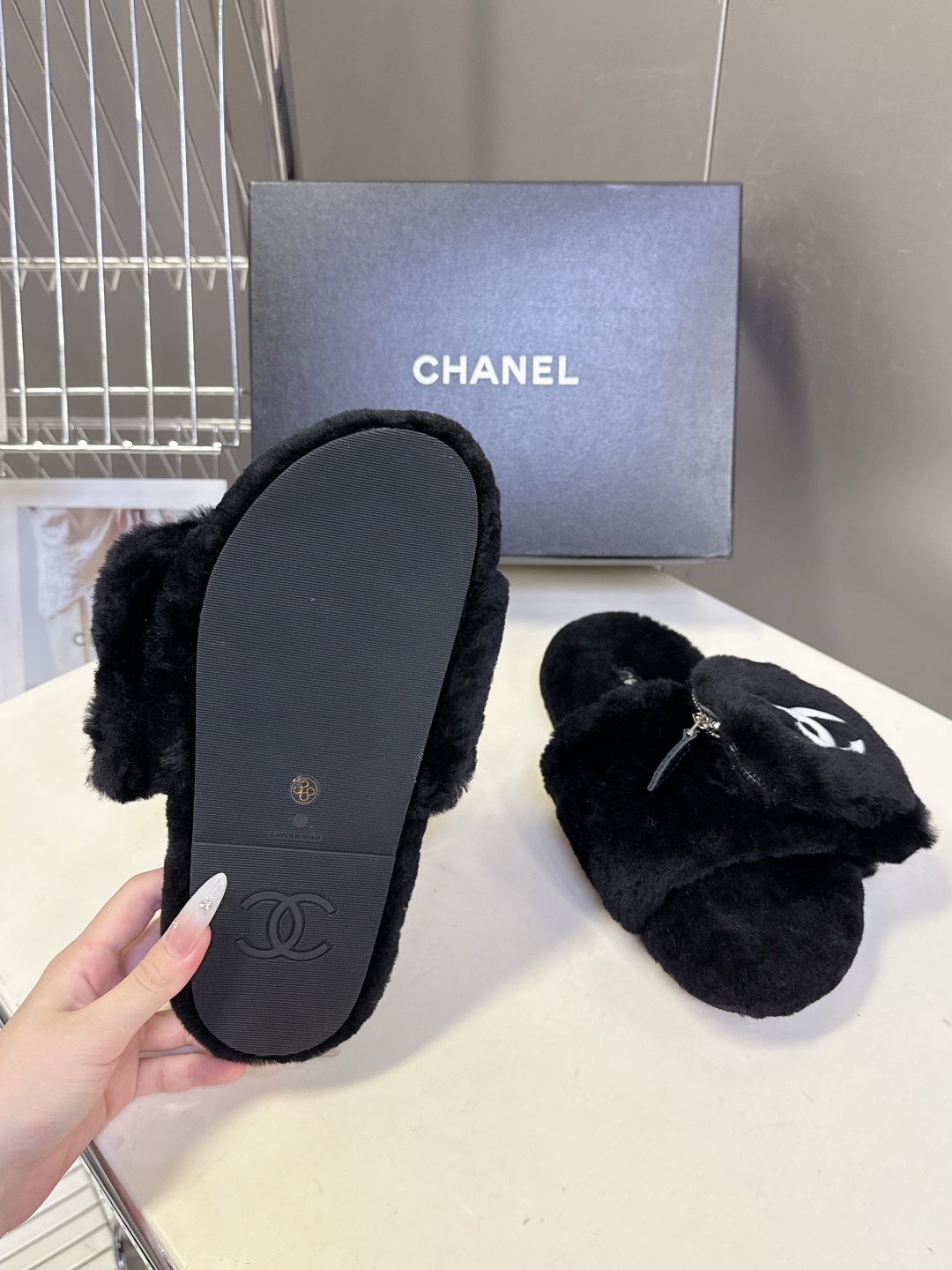 CHANEL香奈儿秋冬最新款双C口袋毛拖～ 超多明星网红种草 这双毛拖也是好好看 小包包设计细节感拉满 