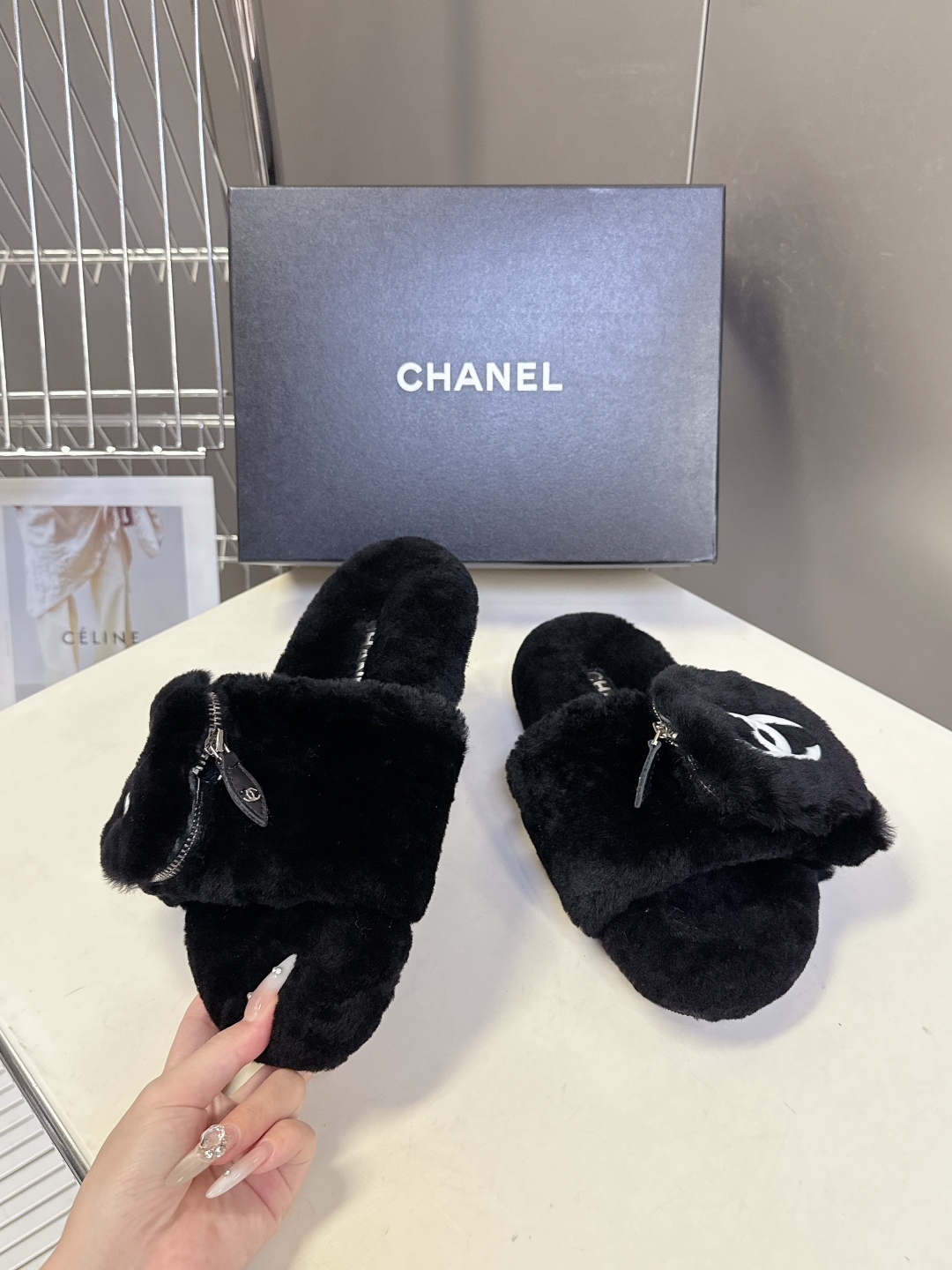 CHANEL香奈儿秋冬最新款双C口袋毛拖～ 超多明星网红种草 这双毛拖也是好好看 小包包设计细节感拉满 