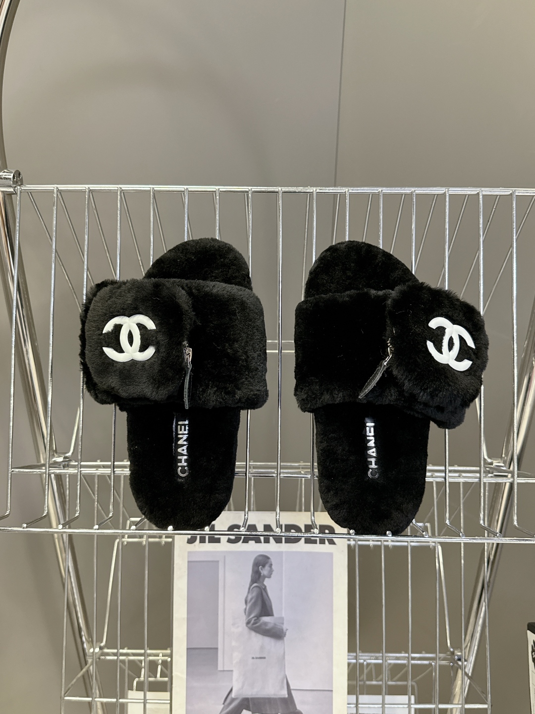 CHANEL香奈儿秋冬最新款双C口袋毛拖～ 超多明星网红种草 这双毛拖也是好好看 小包包设计细节感拉满 
