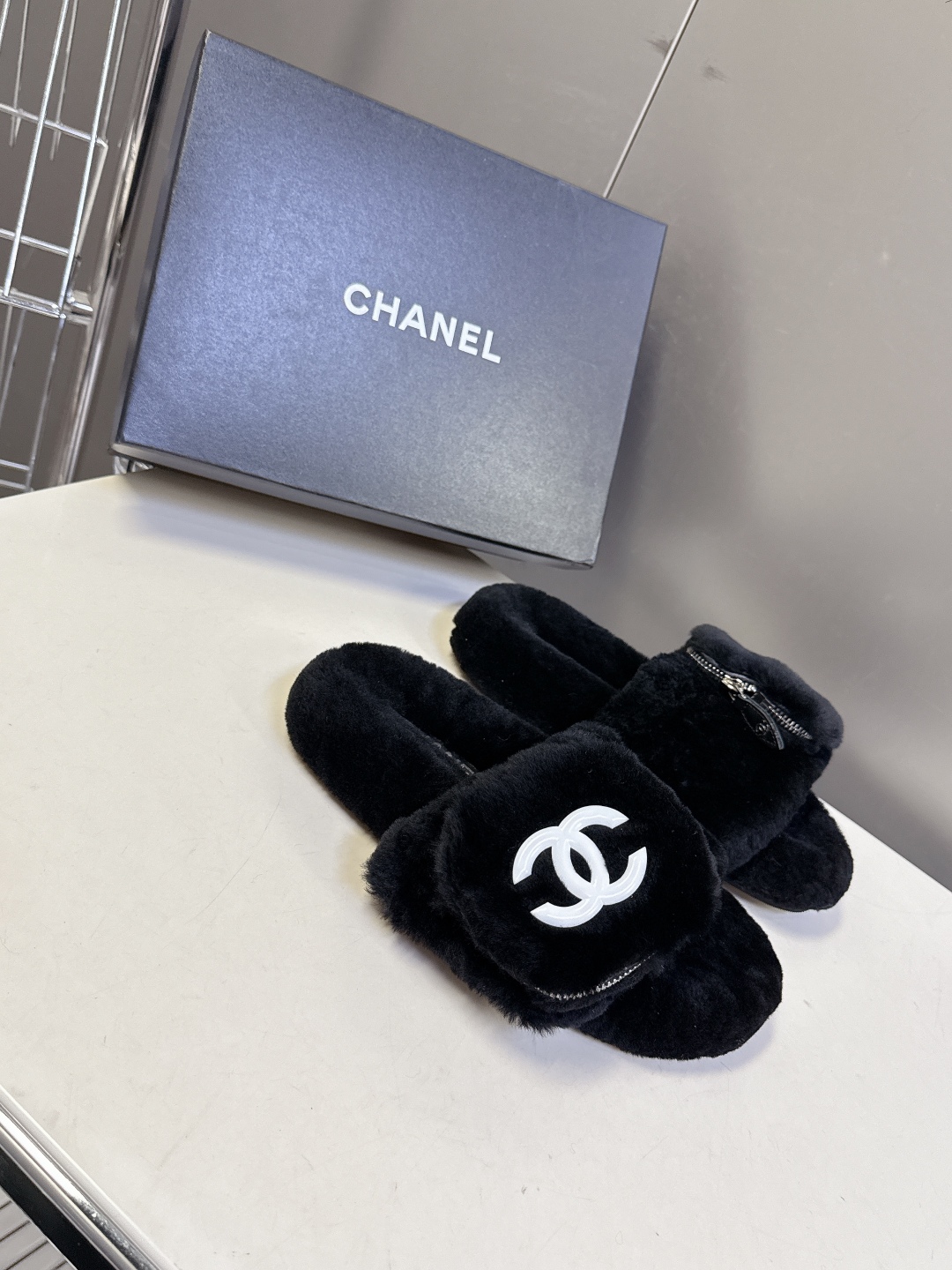 CHANEL香奈儿秋冬最新款双C口袋毛拖～ 超多明星网红种草 这双毛拖也是好好看 小包包设计细节感拉满 