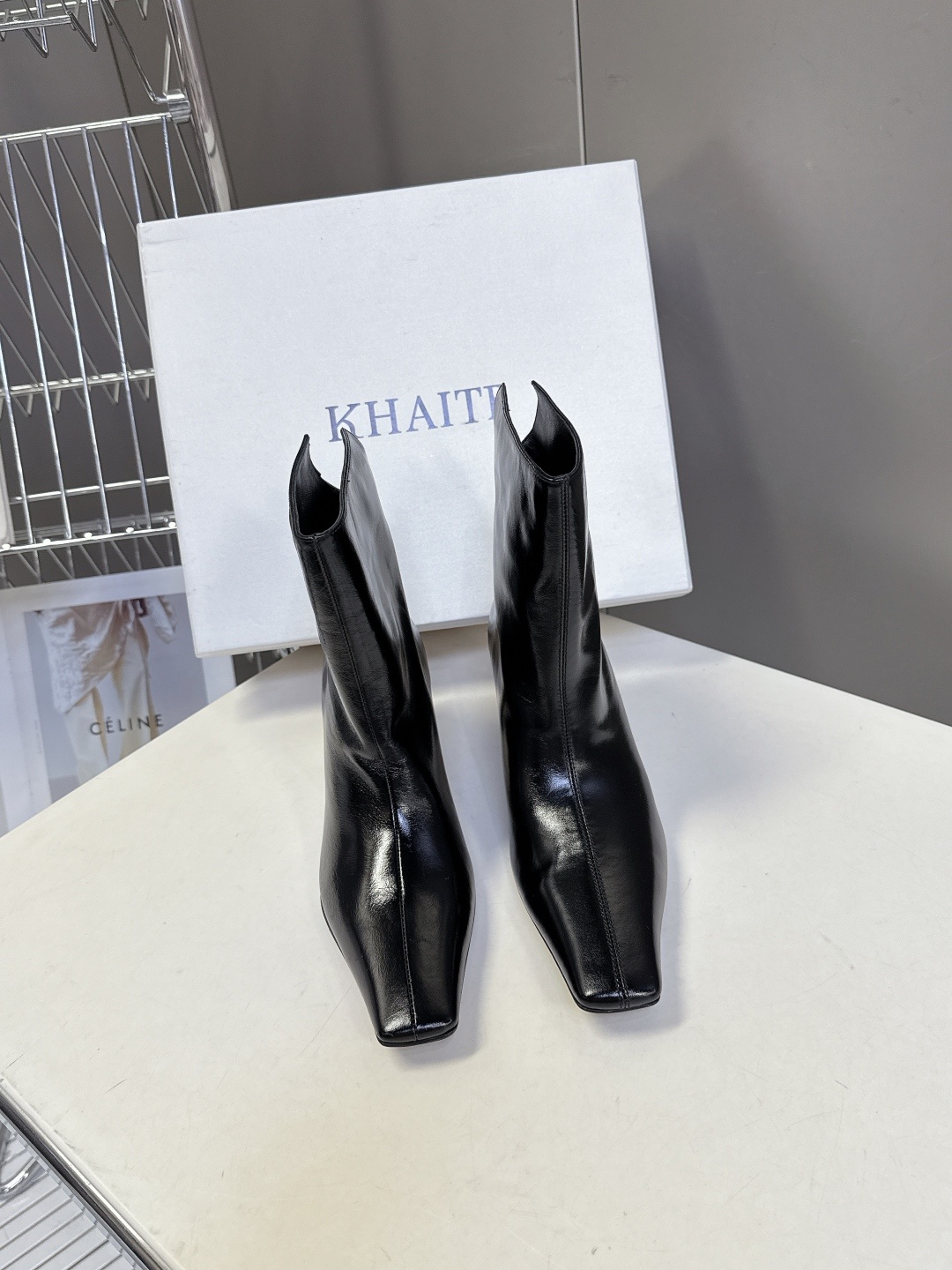 小众潮牌KHAITE秋冬最新款复古尖头时装短靴 超多明星时尚博主种草 把“酷飒”焊在腿上 利落方跟+尖头