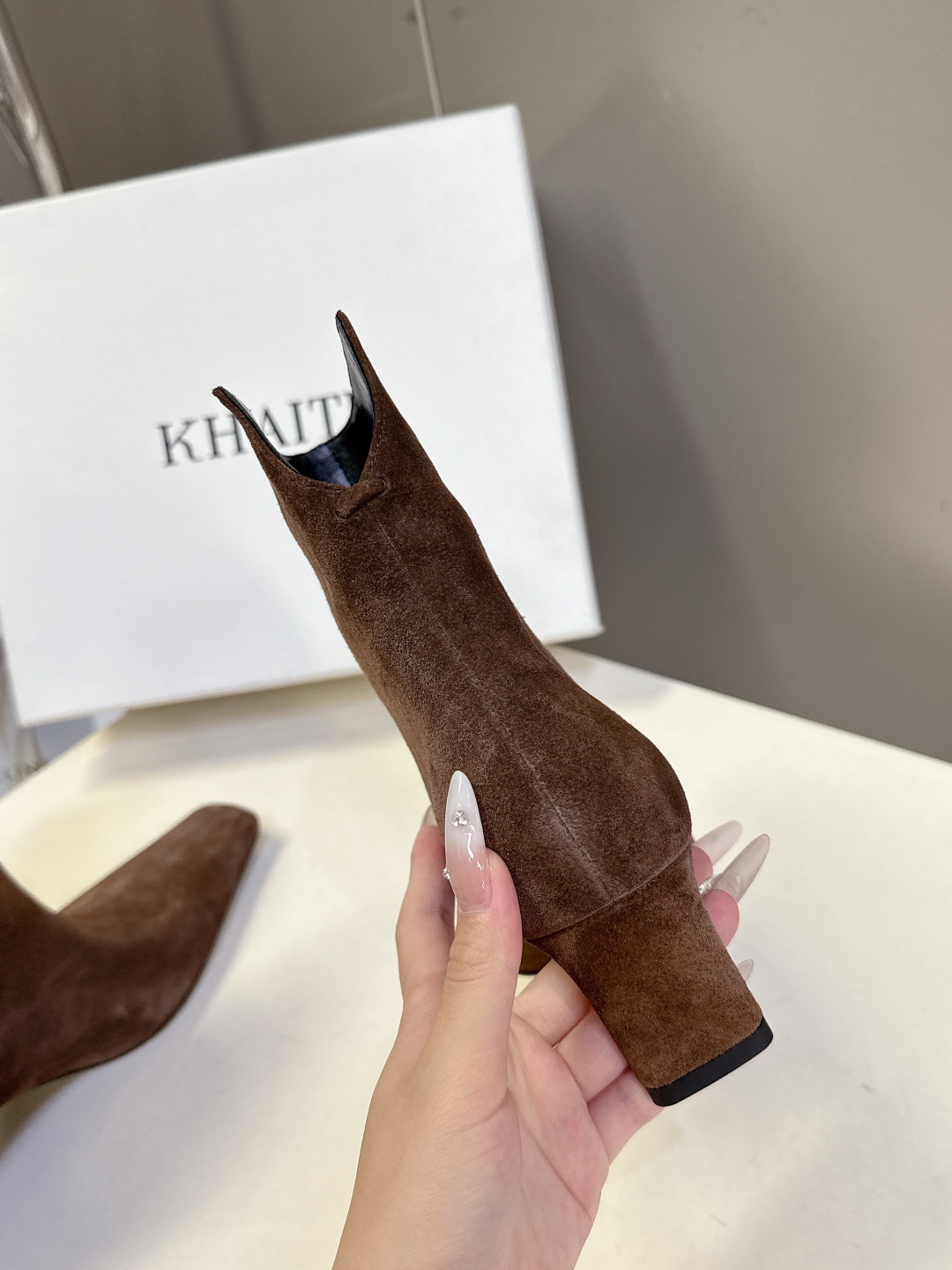 小众潮牌KHAITE秋冬最新款复古尖头时装短靴 超多明星时尚博主种草 把“酷飒”焊在腿上 利落方跟+尖头