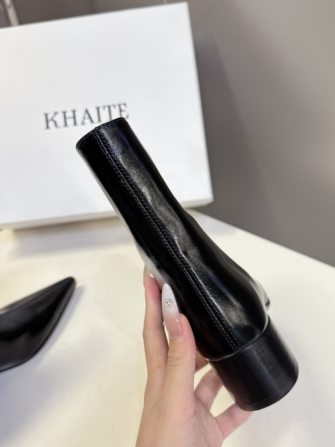 小众潮牌KHAITE秋冬最新款复古尖头时装短靴 超多明星时尚博主种草 把“酷飒”焊在腿上 利落方跟+尖头