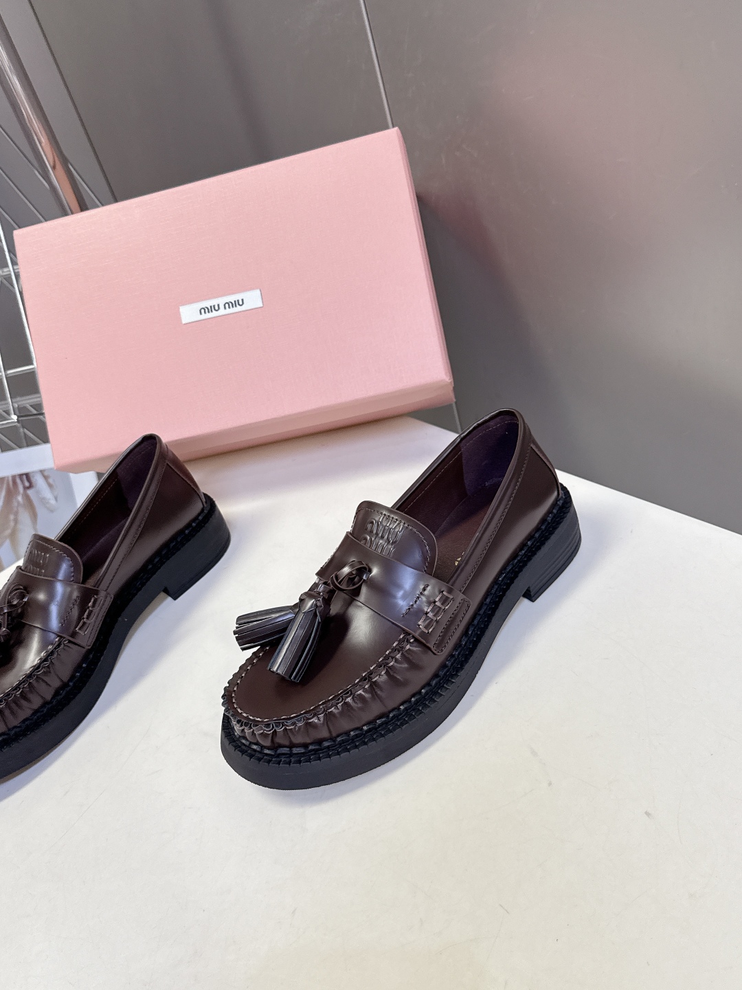 MiuMiu缪缪2025秋冬最新走秀款 乐福鞋超多明星网红种草 秀款出镜率超高的单品 这几年老钱风穿搭超