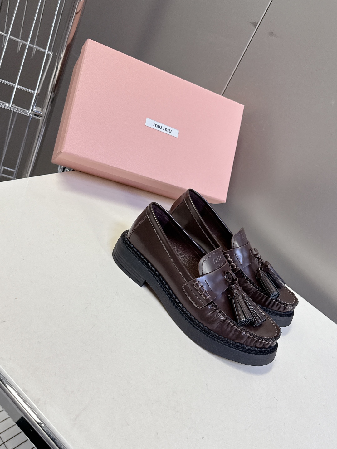MiuMiu缪缪2025秋冬最新走秀款 乐福鞋超多明星网红种草 秀款出镜率超高的单品 这几年老钱风穿搭超
