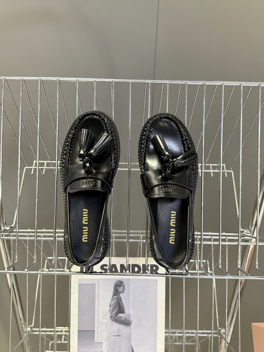 MiuMiu缪缪2025秋冬最新走秀款 乐福鞋超多明星网红种草 秀款出镜率超高的单品 这几年老钱风穿搭超