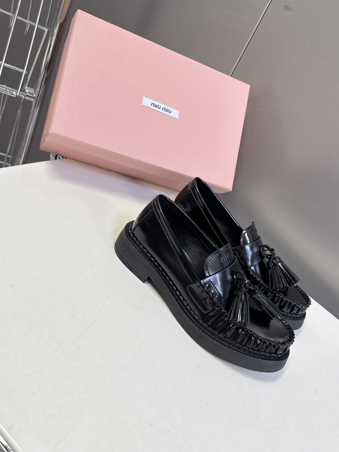 MiuMiu缪缪2025秋冬最新走秀款 乐福鞋超多明星网红种草 秀款出镜率超高的单品 这几年老钱风穿搭超