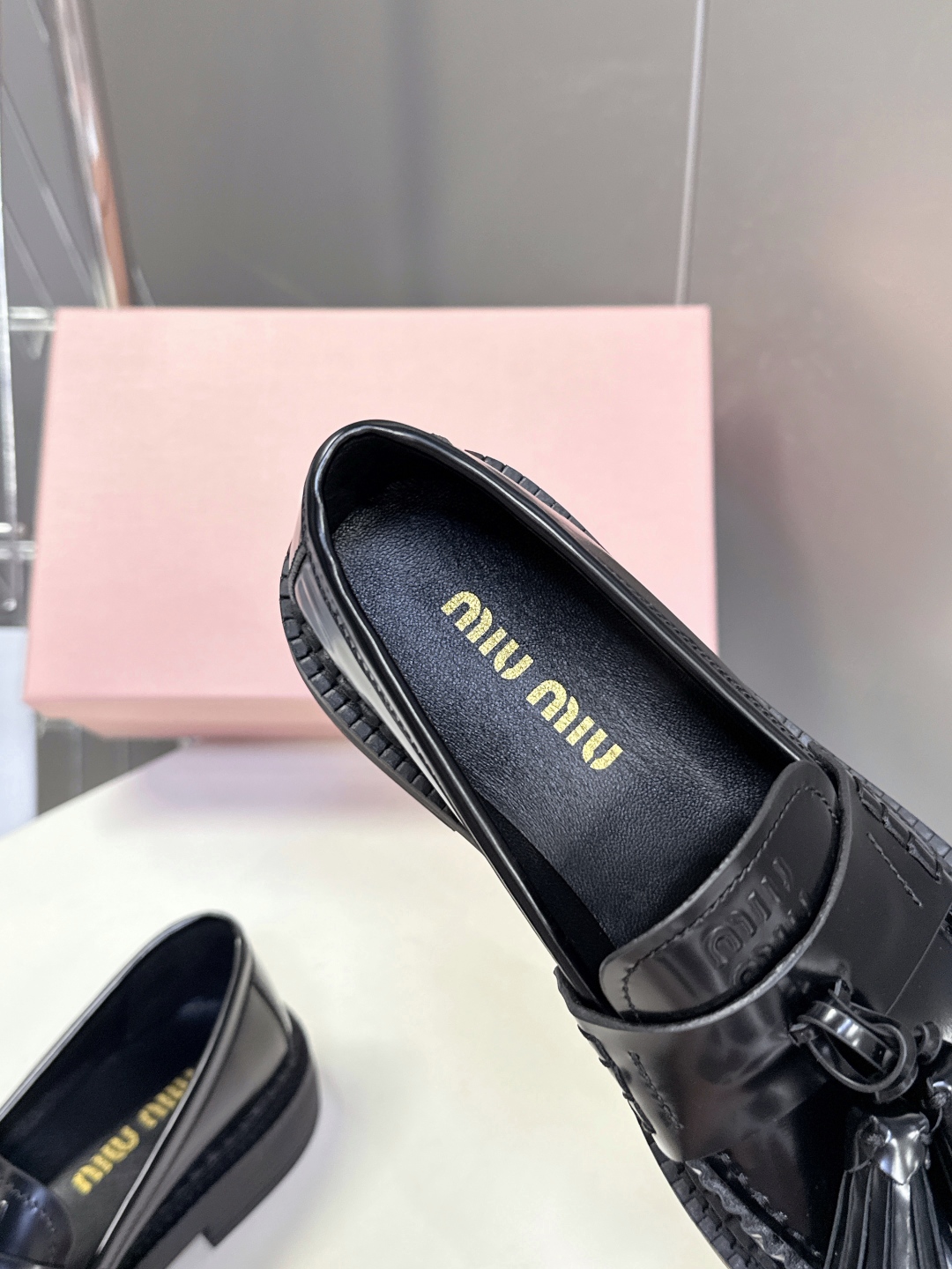 MiuMiu缪缪2025秋冬最新走秀款 乐福鞋超多明星网红种草 秀款出镜率超高的单品 这几年老钱风穿搭超