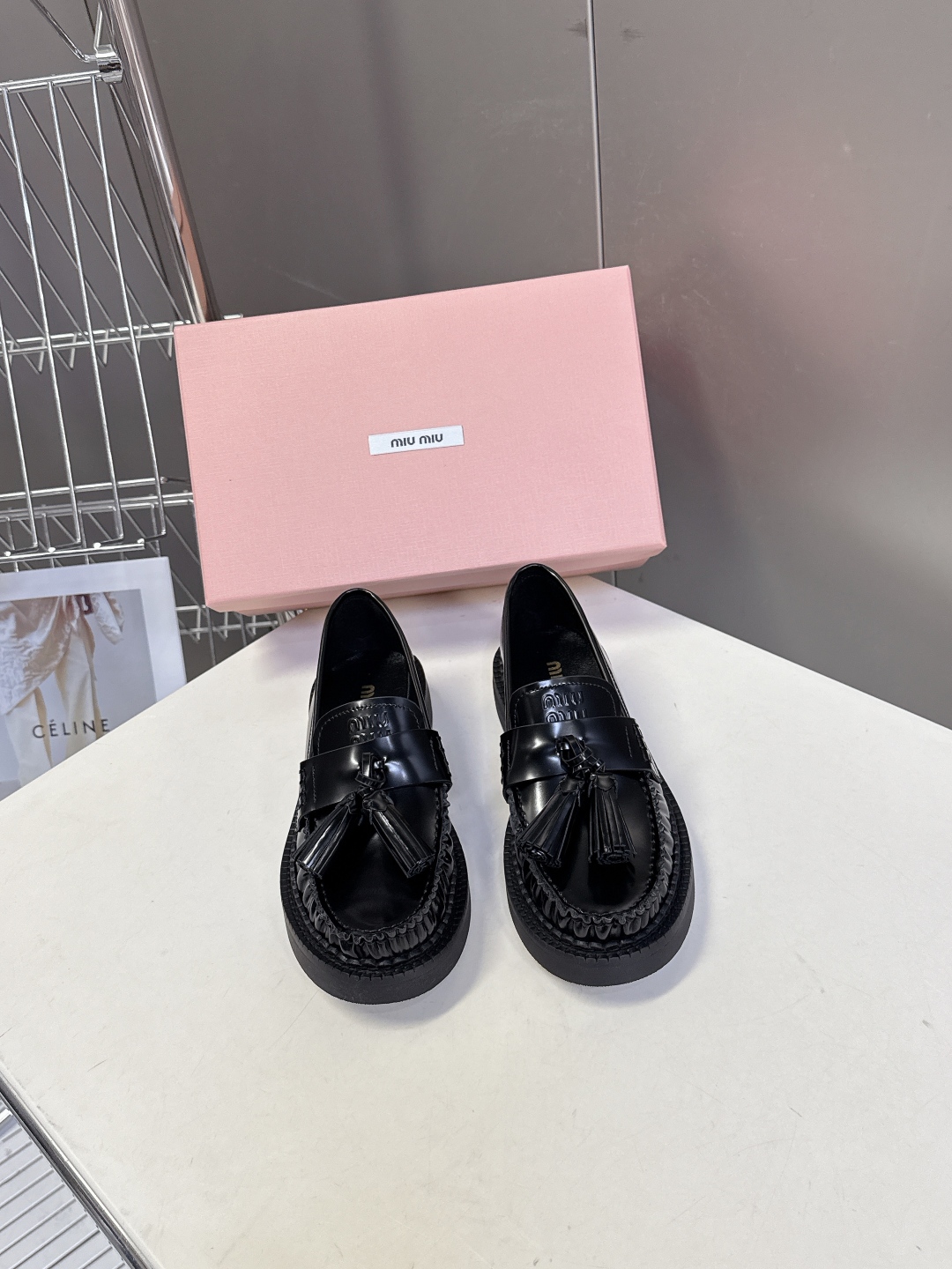 MiuMiu缪缪2025秋冬最新走秀款 乐福鞋超多明星网红种草 秀款出镜率超高的单品 这几年老钱风穿搭超