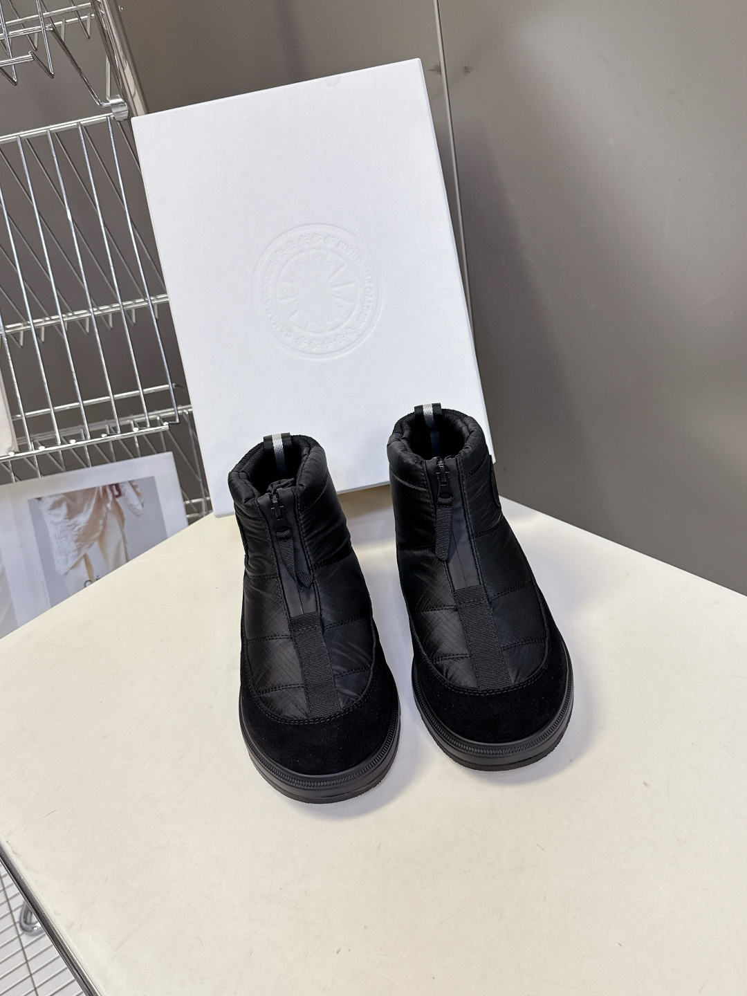 NO:564282,Canada Goose winter thickened waterproof anti-slip thick-soled warm snow boots are a popular brand for keeping warm in autumn and winter. The down cloth upper is waterproof, windproof and warm. The wool lining is comfortable and breathable. Now is the season, so those who want to buy it should hurry up and stock up. Wear shoes for running and jumping every day in winter. The most important thing is that the soles should be lightweight!  Ultra-light, MAX comfort, it really feels like stepping on shit. With proven quality, you don’t need to choose too much when buying shoes, you really don’t!  Just to get the best value for money, a pair like this is enough in the snow in winter. The outsole is cold-resistant PU and rubber combination, non-slip outsole size 35-40, snow boots, boots, down jacket19860909Canada Goose加拿大鹅冬季加厚防水防滑厚底保暖雪地靴 超火的秋冬保暖首选品牌 羽绒布鞋面 防水防风又保暖 羊毛尼内里舒适又透气,现在正当季,剁手党抓紧囤起来,冬天穿着鞋子每天跑跑跳跳,最重要就是鞋底要轻便！超轻便,舒适感MAX,真的是踩屎感十足 经得住考验的品质,买鞋不用太多选择,真不需要！就是争取到最高性价比,冬季雪地里这样一双足以 大底耐寒PU加橡胶组合防滑大底码数35-40,雪地靴,boots,down jacket,Women's Shoes