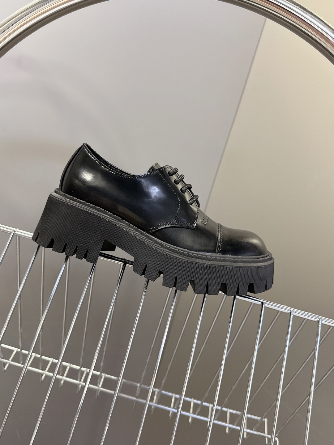 BALENCIAGA巴黎世家秋冬经典款马丁靴 百位ins博主网红推荐 经典永不过时 机车风格大号圆头搭配