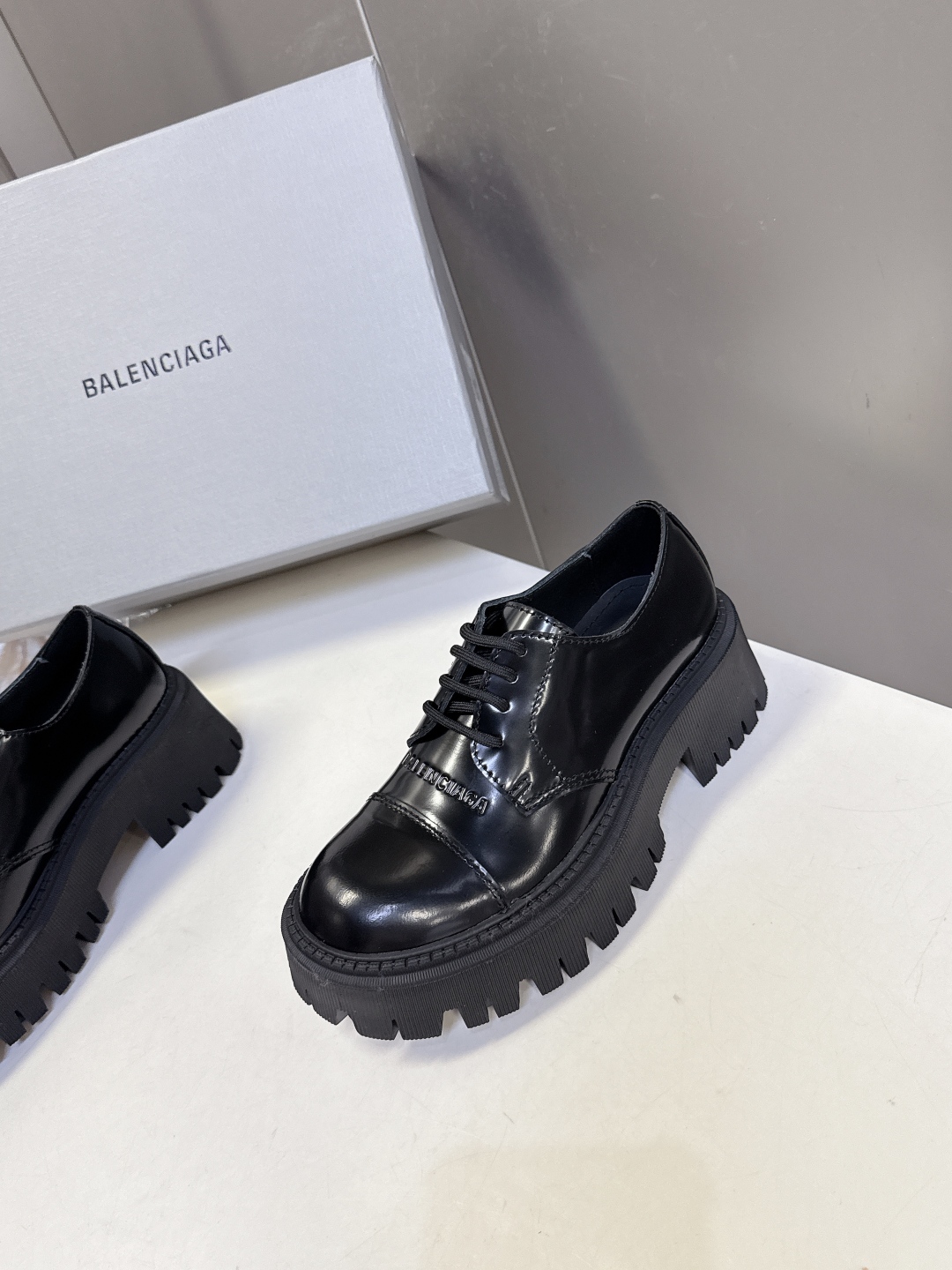 BALENCIAGA巴黎世家秋冬经典款马丁靴 百位ins博主网红推荐 经典永不过时 机车风格大号圆头搭配
