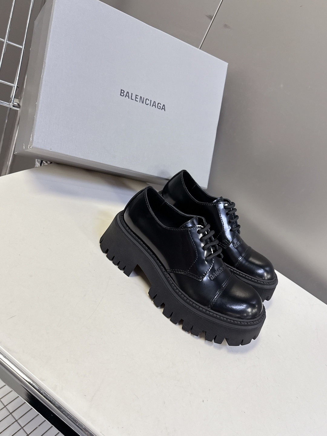 BALENCIAGA巴黎世家秋冬经典款马丁靴 百位ins博主网红推荐 经典永不过时 机车风格大号圆头搭配