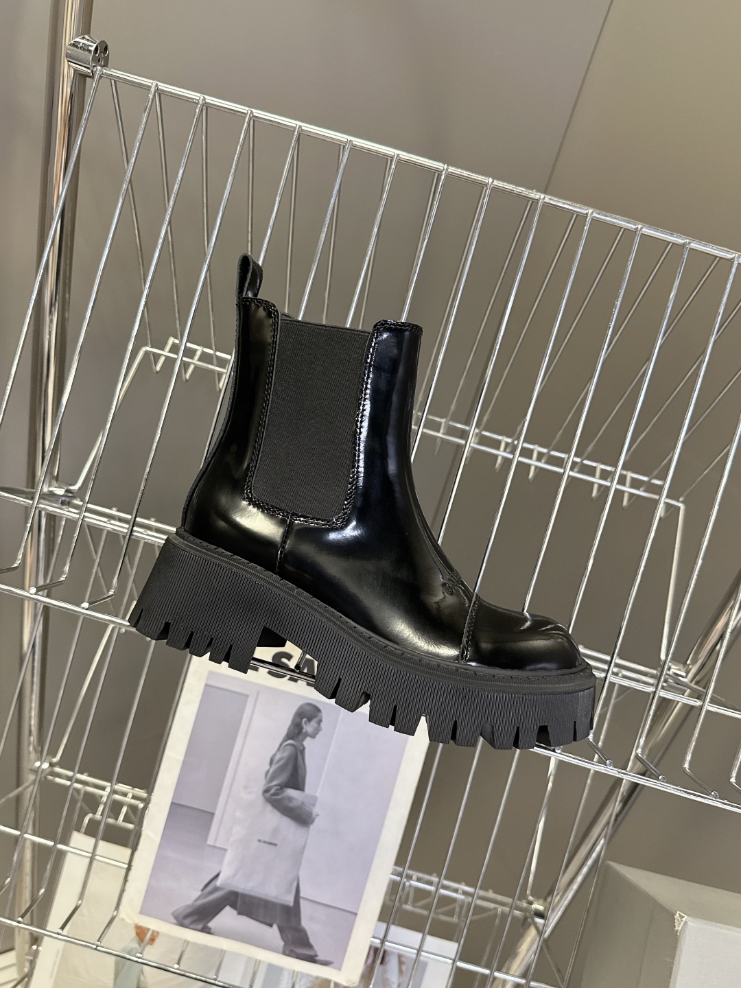 BALENCIAGA巴黎世家秋冬经典款马丁靴 百位ins博主网红推荐 经典永不过时 机车风格大号圆头搭配