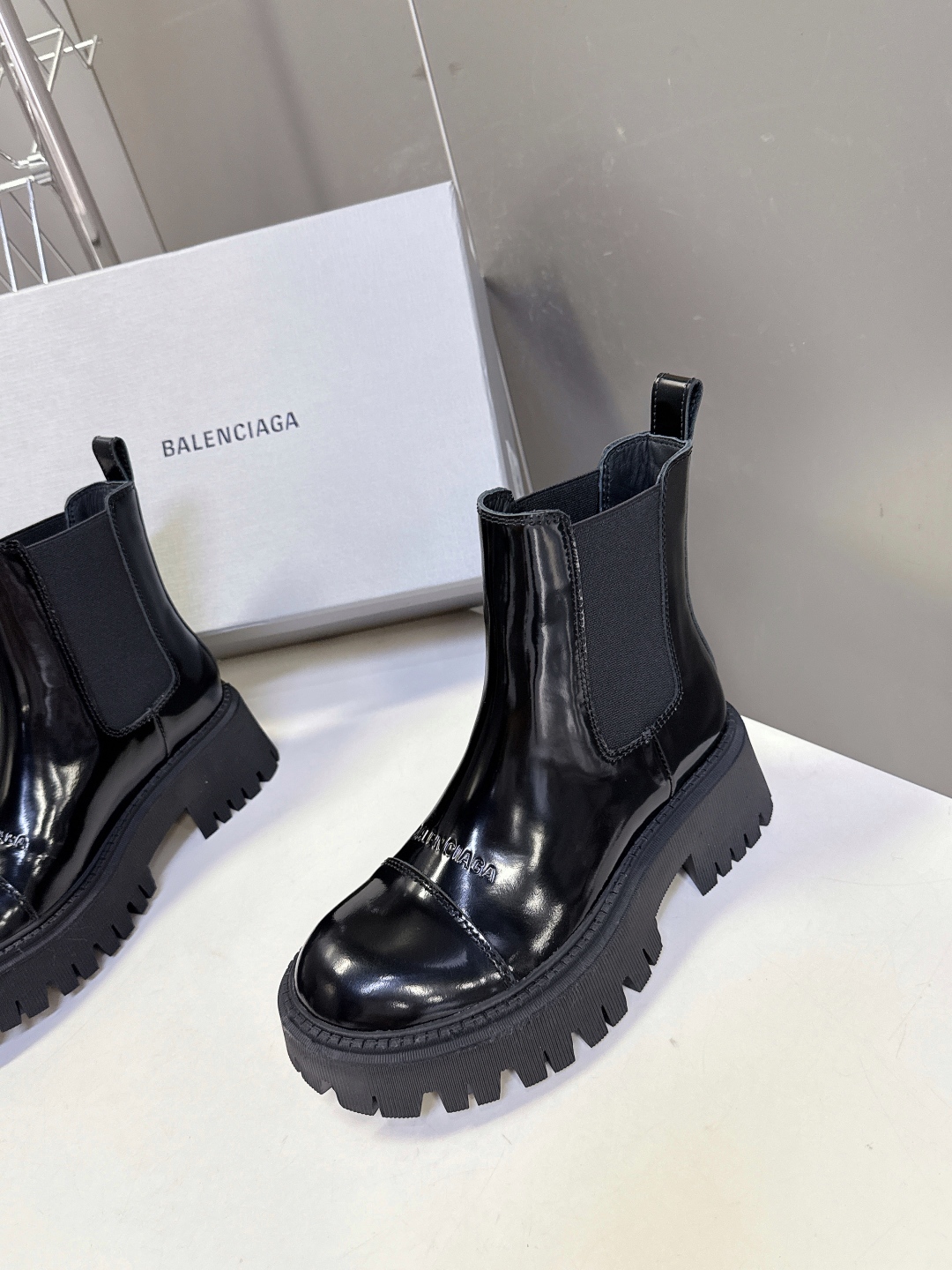 BALENCIAGA巴黎世家秋冬经典款马丁靴 百位ins博主网红推荐 经典永不过时 机车风格大号圆头搭配
