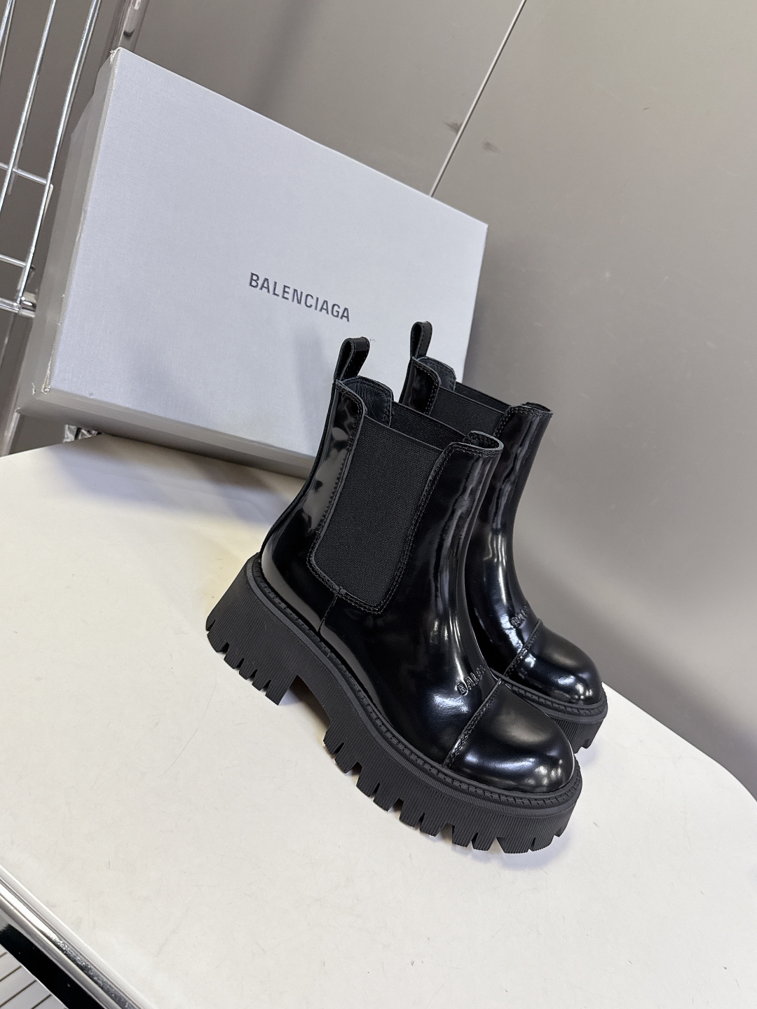BALENCIAGA巴黎世家秋冬经典款马丁靴 百位ins博主网红推荐 经典永不过时 机车风格大号圆头搭配