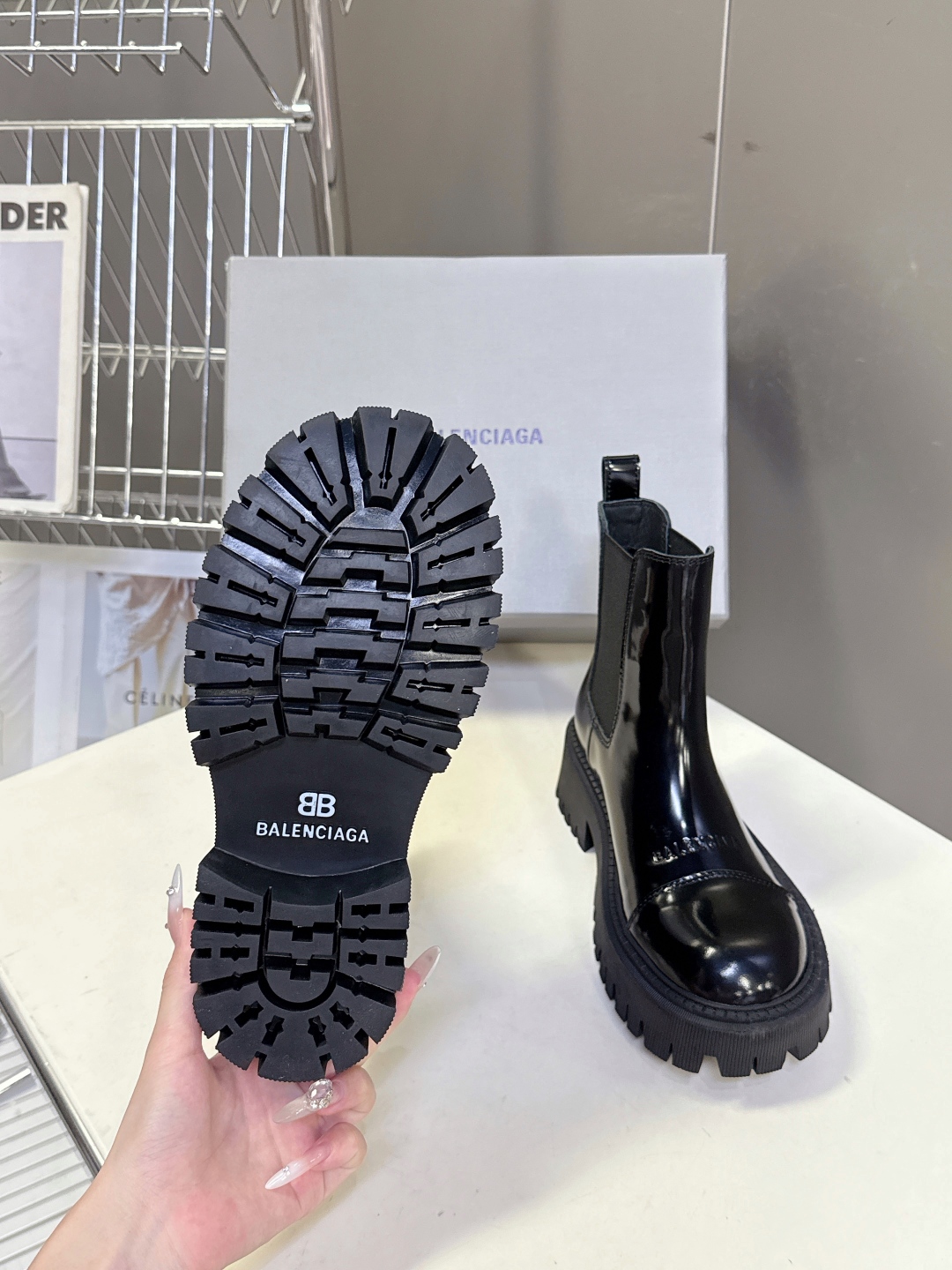 BALENCIAGA巴黎世家秋冬经典款马丁靴 百位ins博主网红推荐 经典永不过时 机车风格大号圆头搭配