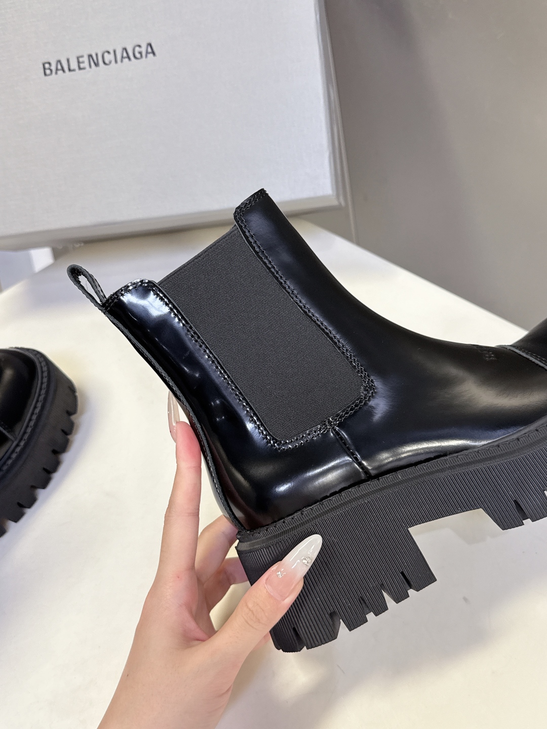 BALENCIAGA巴黎世家秋冬经典款马丁靴 百位ins博主网红推荐 经典永不过时 机车风格大号圆头搭配