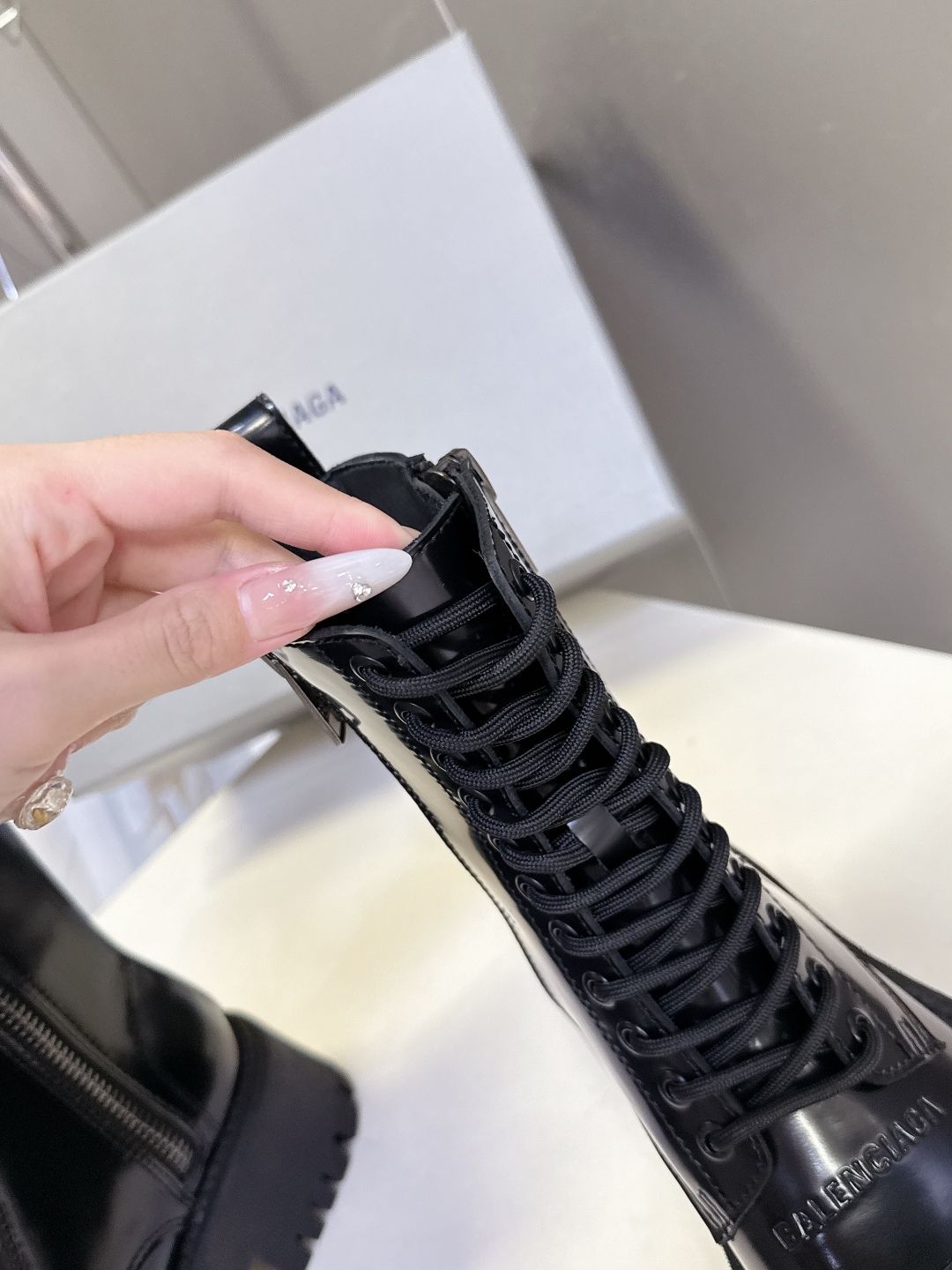 BALENCIAGA巴黎世家秋冬经典款马丁靴 百位ins博主网红推荐 经典永不过时 机车风格大号圆头搭配
