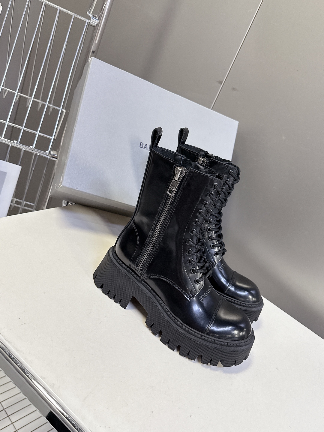 BALENCIAGA巴黎世家秋冬经典款马丁靴 百位ins博主网红推荐 经典永不过时 机车风格大号圆头搭配