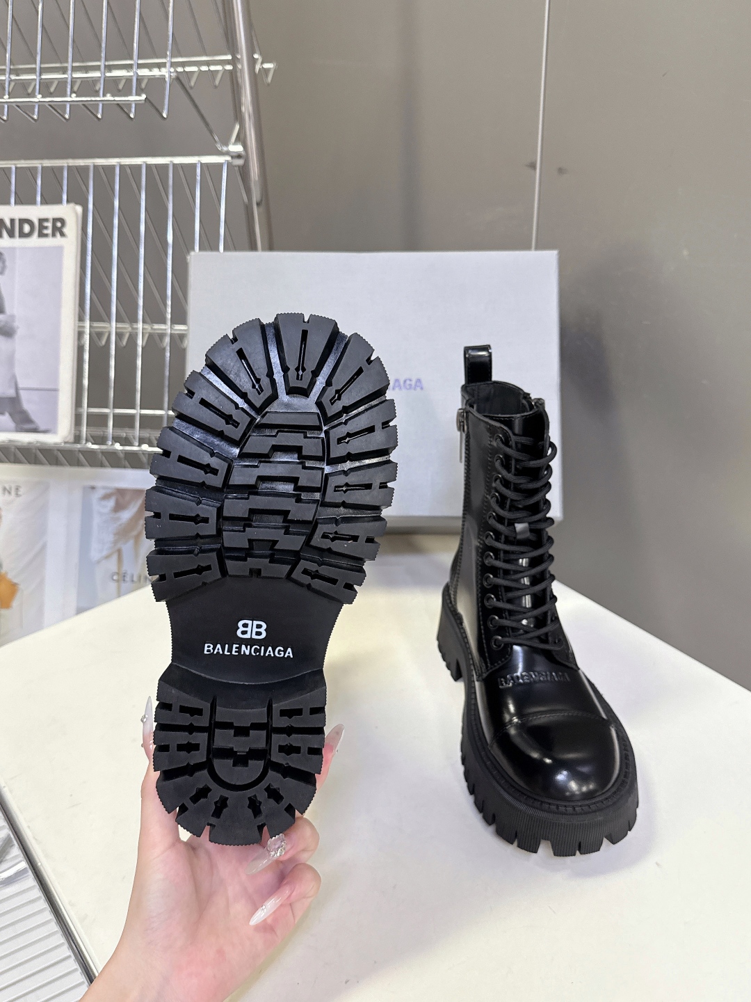 BALENCIAGA巴黎世家秋冬经典款马丁靴 百位ins博主网红推荐 经典永不过时 机车风格大号圆头搭配