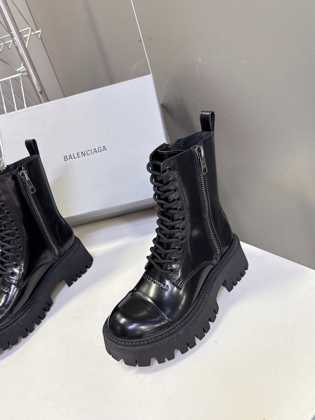 BALENCIAGA巴黎世家秋冬经典款马丁靴 百位ins博主网红推荐 经典永不过时 机车风格大号圆头搭配