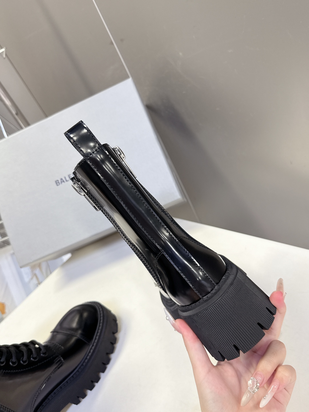 BALENCIAGA巴黎世家秋冬经典款马丁靴 百位ins博主网红推荐 经典永不过时 机车风格大号圆头搭配