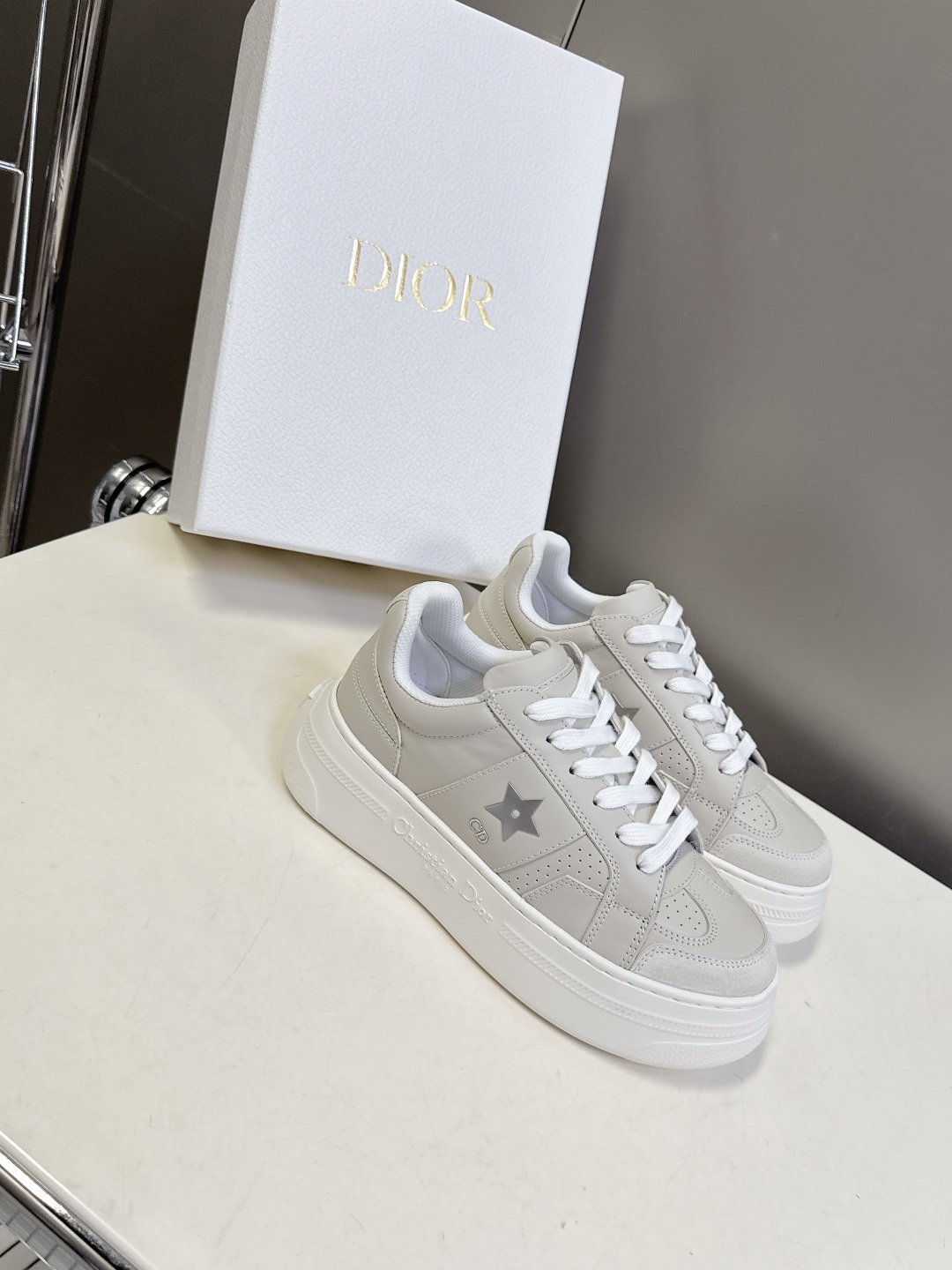 Dior迪奥新款松糕鞋厚底休闲鞋太古汇RMB8300购入开发 这款Dior Star运动鞋延续经久不衰的