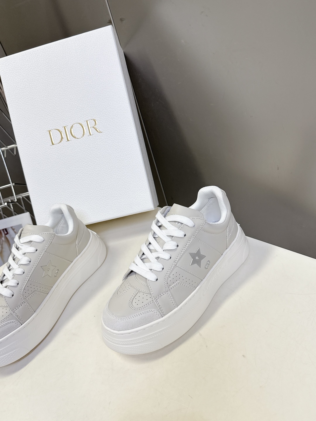 Dior迪奥新款松糕鞋厚底休闲鞋太古汇RMB8300购入开发 这款Dior Star运动鞋延续经久不衰的