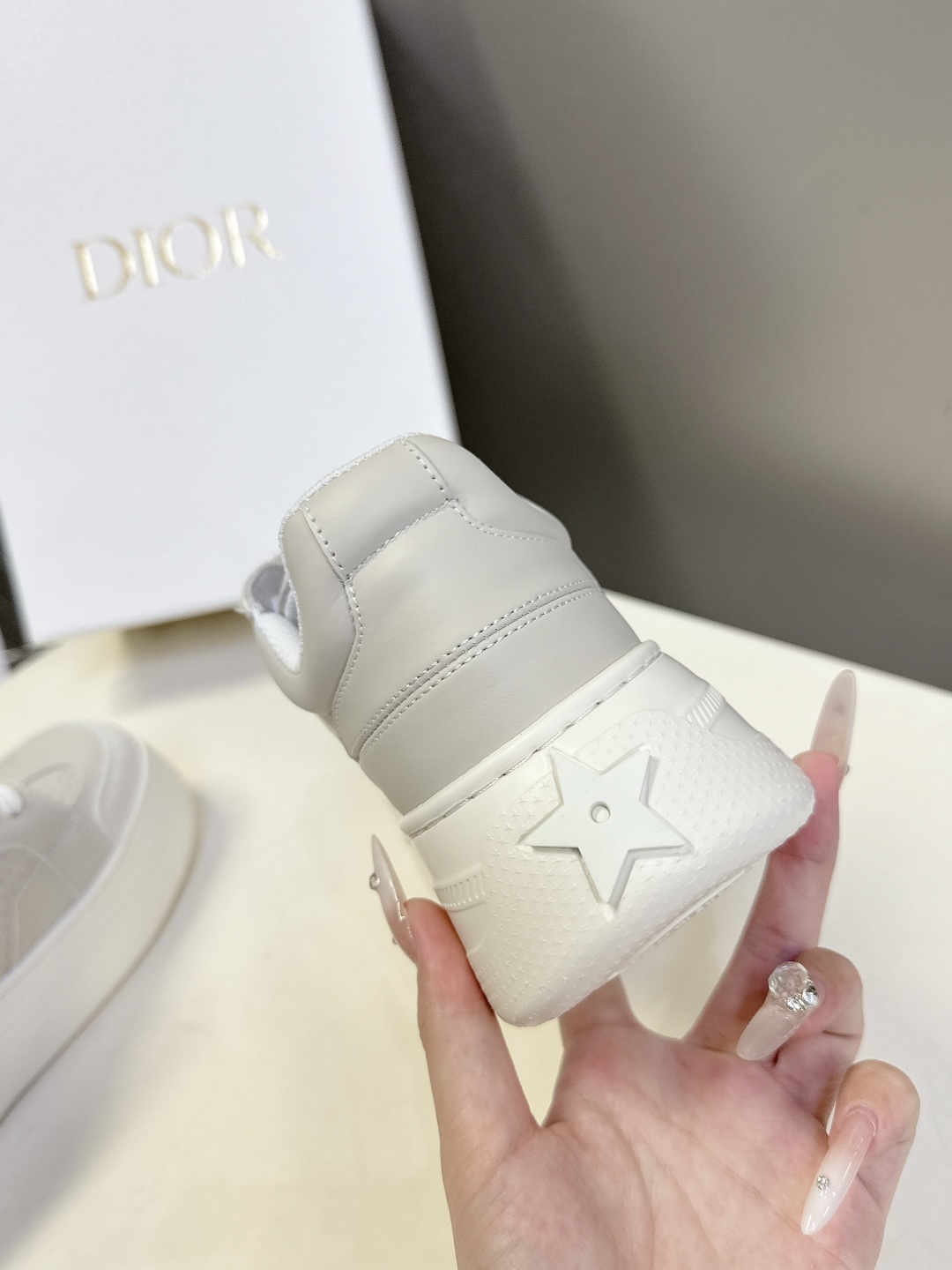 Dior迪奥新款松糕鞋厚底休闲鞋太古汇RMB8300购入开发 这款Dior Star运动鞋延续经久不衰的