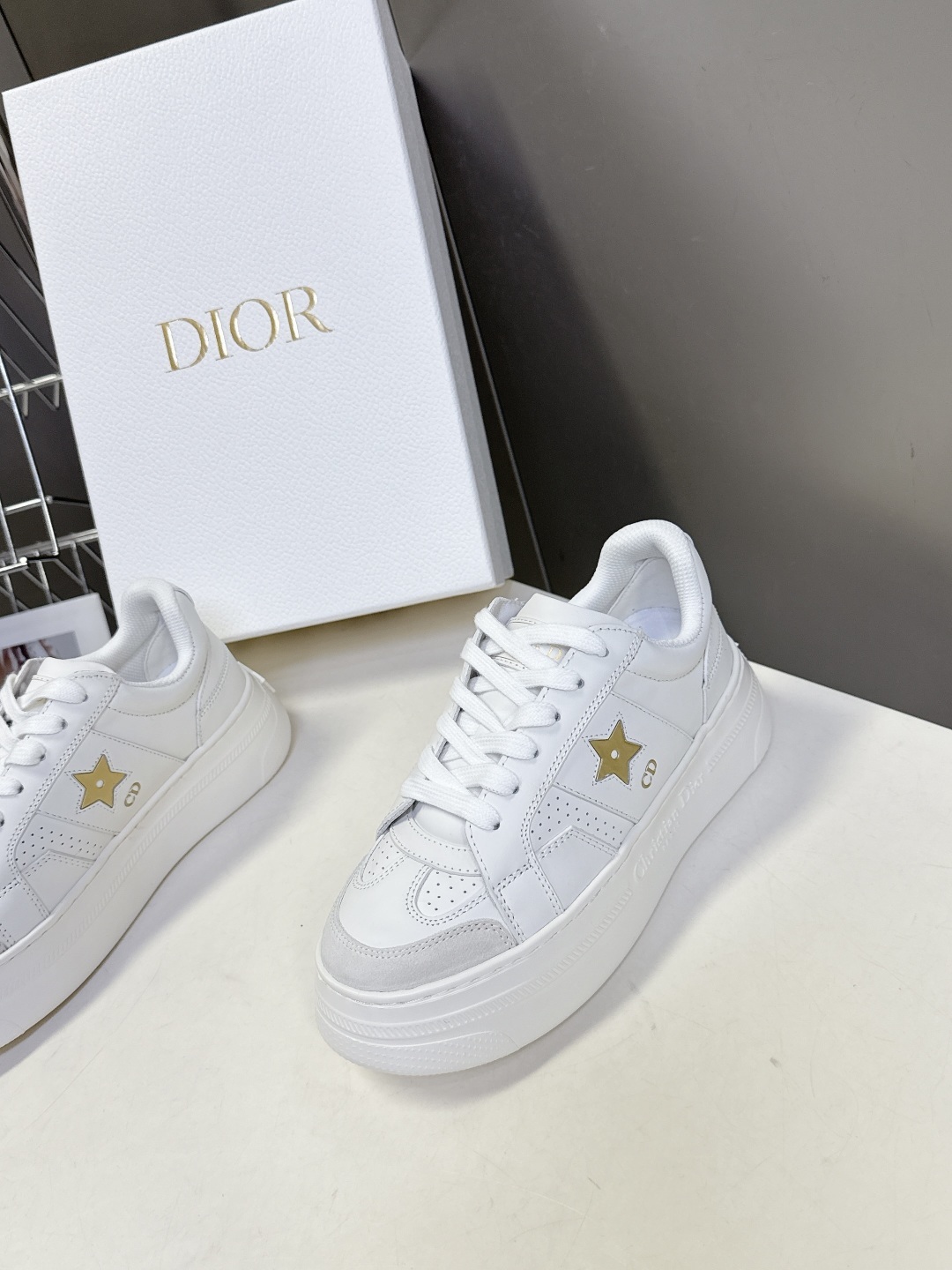 Dior迪奥新款松糕鞋厚底休闲鞋太古汇RMB8300购入开发 这款Dior Star运动鞋延续经久不衰的