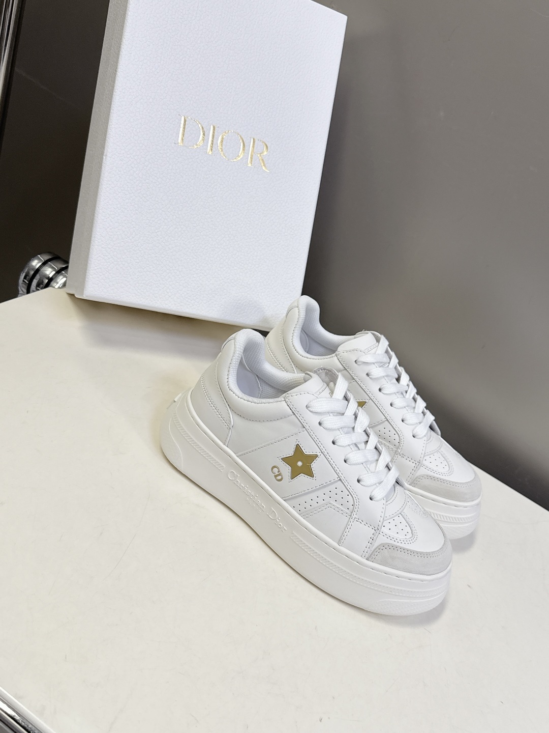 Dior迪奥新款松糕鞋厚底休闲鞋太古汇RMB8300购入开发 这款Dior Star运动鞋延续经久不衰的