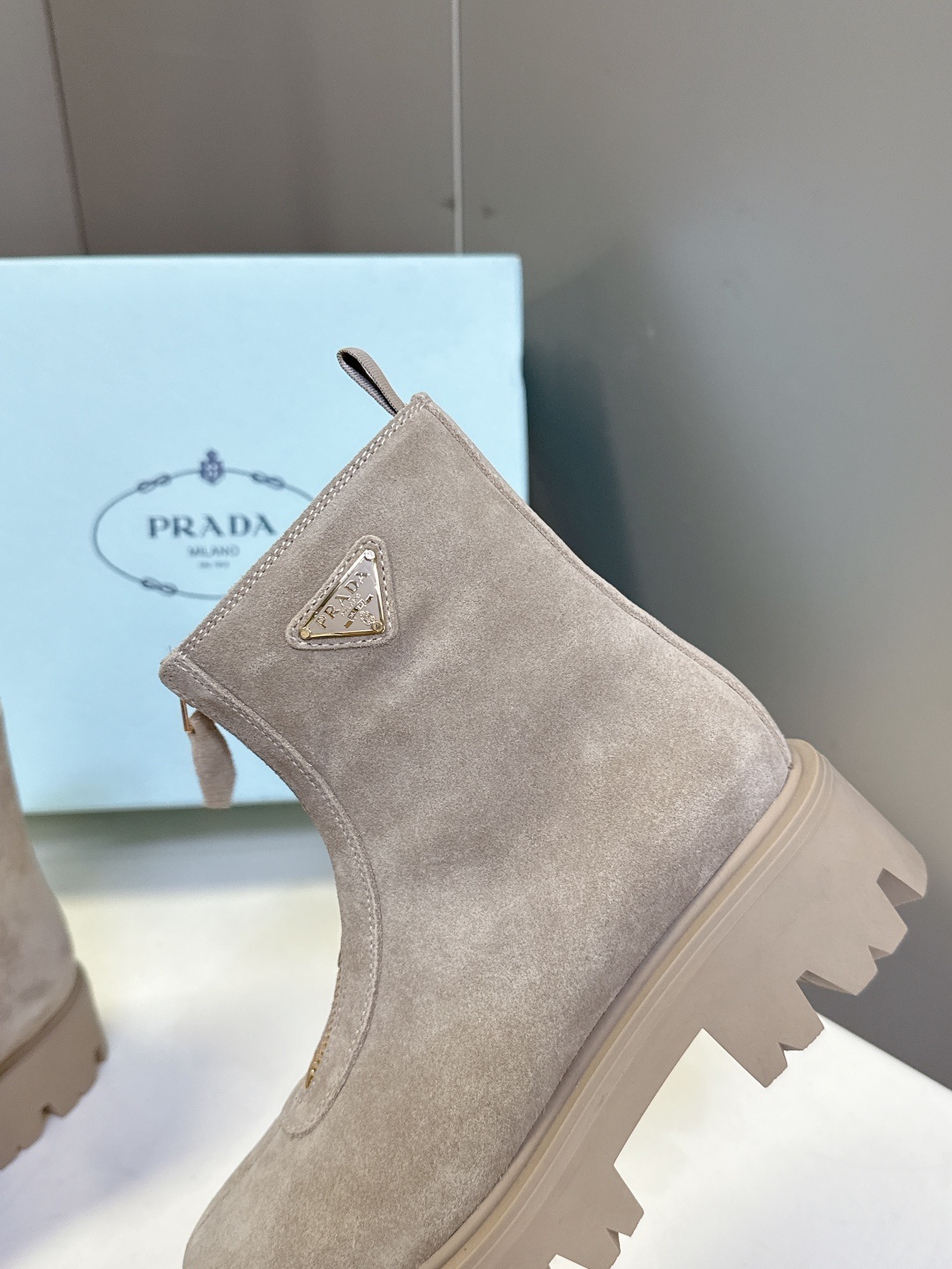 PRADA 普拉达秋冬最新款三角标一脚蹬女靴 超多明星网红种草 冬天买不到的系列,绝对是今年的大爆款贼好